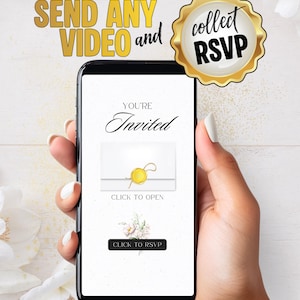 Op de afbeelding: Een smartphone toont een uitnodiging met de tekst "You're Invited". De afbeelding bevat de zinnen "Send Any Video and Collect RSVP". Een gouden zegel en bloemaccenten zijn ook zichtbaar.