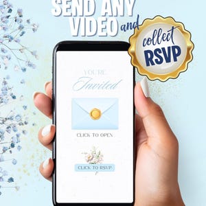 Op de afbeelding: Een smartphone toont een uitnodiging met de tekst "You're Invited" en een envelopafbeelding. De telefoon wordt tegen een lichtblauwe achtergrond met bloemaccenten gehouden. De tekst "Send Any Video and collect RSVP" is ook zichtbaar.