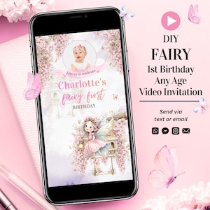 Op de afbeelding: Een smartphone toont een doe-het-zelf video-uitnodiging met feeënthema voor een eerste verjaardag. Het ontwerp bevat een babyfoto, bloemaccenten en een feeënillustratie. Tekst luidt "Charlotte's fairy first birthday" en "Any Age Video Invitation."