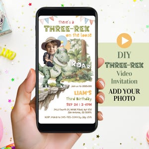 Puede incluir: Un teléfono inteligente muestra una invitación digital de cumpleaños con temática de dinosaurios. La invitación presenta a un niño montando un dinosaurio verde, con el texto "THREE-REX" y "LIAM'S Third Birthday". La invitación incluye detalles del evento.