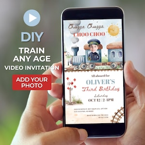 Könnte beinhalten: Ein Smartphone zeigt eine individuelle Geburtstagseinladung zum Thema Zug. Die Einladung zeigt eine Aquarellillustration eines Zuges mit einem Kind als Schaffner, den Text "Chugga Chugga CHOO CHOO" und Details für Olivers dritten Geburtstag.