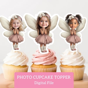 Op de afbeelding: Drie cupcake toppers met illustraties van feeënmeisjes met vleugels, gekleed in roze jurken en bloemenkransen. De cupcakes hebben witte en roze glazuur. De tekst "PHOTO CUPCAKE TOPPER Digital File" wordt weergegeven op een roze banner.