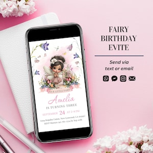Op de afbeelding: Een smartphone toont een uitnodiging voor een verjaardag met een feeënthema. De uitnodiging toont een cartoonfee, bloemaccenten en de tekst "Amelia wordt drie". Extra tekst bevat datum, tijd en RSVP-informatie. De achtergrond is roze.