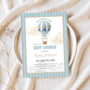 Op de afbeelding: Een uitnodiging voor een babyshower met een blauw en wit luchtballonontwerp. De uitnodiging bevat de tekst "Our Adventure Begins" en details voor het evenement, inclusief de naam van de geëerde, datum, tijd en locatie.
