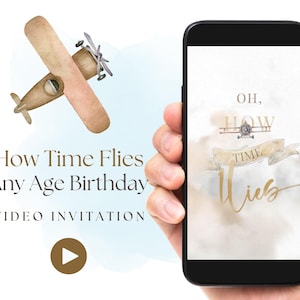 年齢を問わず使える誕生日招待状「How Time Flies」、雲の中のレトロな飛行機のビデオ招待状、ビンテージ飛行機アドベンチャービデオ招待状のデジタルダウンロード