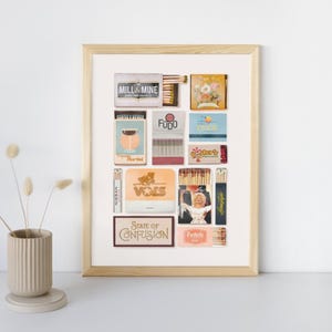 Puede incluir: Un collage enmarcado de etiquetas de cajas de cerillas vintage. Las etiquetas presentan varios dise&ntilde;os, incluyendo un patr&oacute;n floral, una copa de martini, un perro y una cara de mujer. Las etiquetas est&aacute;n dispuestas en una cuadr&iacute;cula sobre un fondo blanco.