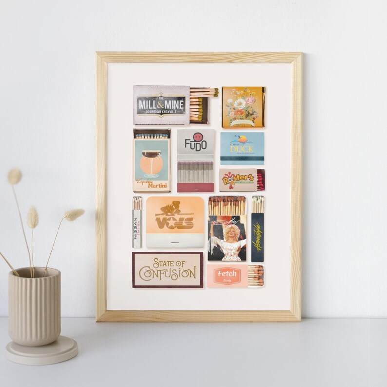 Puede incluir: Un collage enmarcado de etiquetas de cajas de cerillas vintage. Las etiquetas presentan varios dise&ntilde;os, incluyendo un patr&oacute;n floral, una copa de martini, un perro y una cara de mujer. Las etiquetas est&aacute;n dispuestas en una cuadr&iacute;cula sobre un fondo blanco.