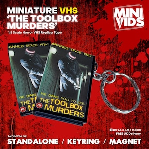 MiniVids de terror en miniatura de The Toolbox Murders / Llavero / Imán / Exhibidor de VHS / Regalo de terror / Coleccionable / VHS de terror / Video de terror