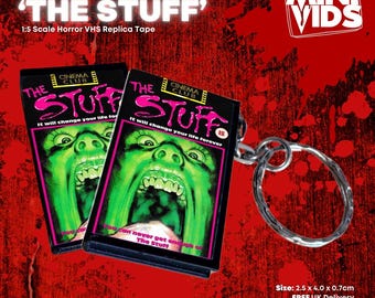 The Stuff MiniVids Miniatur-Horror-VHS / Schlüsselanhänger / Magnet / VHS-Display / Horror-Geschenk / Sammlerstück / Horror-VHS / Horror-Video