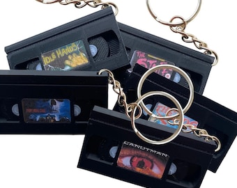 Mini-Schlüsselanhänger im Horror-VHS-Format (individuell gestaltbar) / Horror-VHS-Schlüsselanhänger / Horror-Geschenk / Schlüsselanhänger-Geschenk / Film-Schlüsselanhänger
