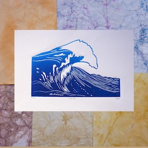 Laolita - Original limited edition linocut - 14.8 x 21 cm - Blue wave engraving - Hand-printed, numbered and signed