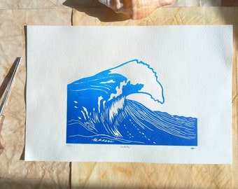 Laolita - Linogravure original en édition limitée - 14,8 x 21 cm - Gravure vague bleu - Impression à la main, numérotée et signée
