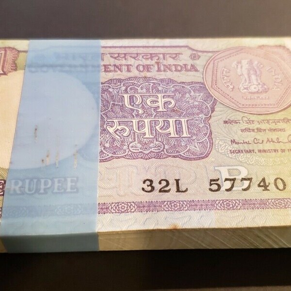 buy old stamp paper online India, 1 Rupee Old Issue banknotes, 10 Pcs Lot, From Bundle in Consecutive Serial No. UNC
