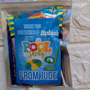 Partytasche gefüllt mit Süßigkeiten. Schwimmbad Party personalisiert Vorderseite. Geburtstagsgeschenk Süße Bonbonsäckchen