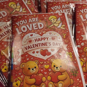 Valentinstag Kinderaktivität und Süßigkeitenpackungen mit Stapelkreide und süßen Geschenken für Kinder mit Liebe