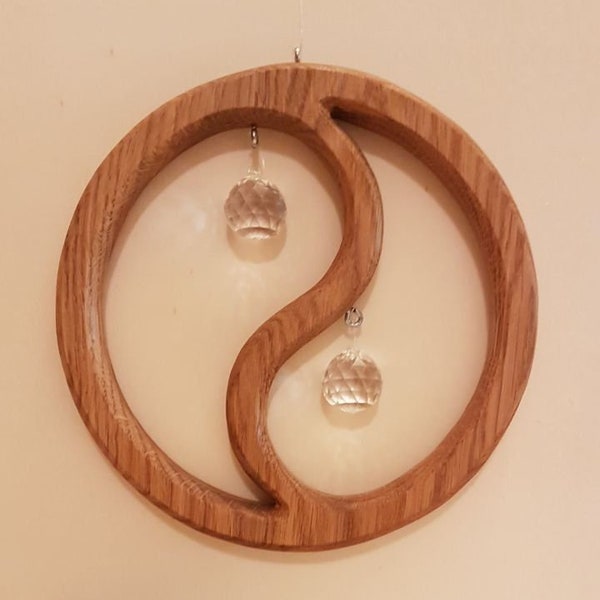 Yin und Yang aus Eichenholz mit 2 Kristallen zum Aufhängen beispielsweise als Fensterdekoration für Yogalehrer oder spirituelle Menschen