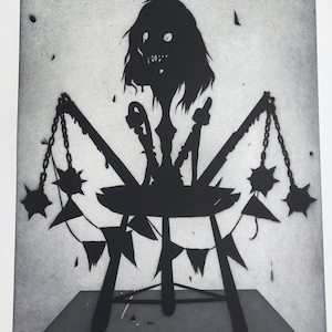 Op de afbeelding: Zwart-witte illustratie van een schedel met lang haar, zittend op een kruk met kettingen en gepunte ballen die eraan hangen. De schedel druipt met vloeistof en er hangen vlaggen aan de kettingen.