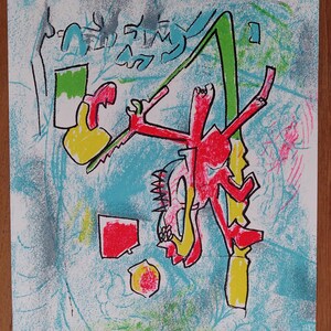Puede incluir: Obra de arte abstracta con una figura roja, amarilla y verde sobre un fondo azul claro. La obra presenta una mezcla de formas y líneas, con acentos grises y rosas. El estilo recuerda al arte moderno.