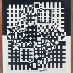 Könnte beinhalten: Ein schwarz-weißer Siebdruck mit einem geometrischen Rastermuster aus Quadraten und Rechtecken. Der untere Rand enthält den Text 'Sérigraphie originale de', eine Signatur und die Editionsnummer '300/300', die in schwarzer Tinte gedruckt ist.