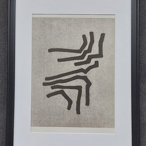 Könnte beinhalten: Ein gerahmter Schwarzweiß-Kunstdruck mit einem geometrischen Design aus überlappenden Linien.