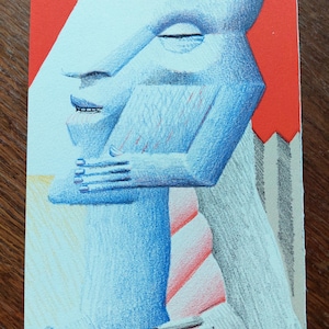 Könnte beinhalten: Eine blau-weiße Bleistiftzeichnung einer stilisierten Figur vor rotem Hintergrund. Die Figur mit großem Kopf umarmt eine andere. Das Kunstwerk hat eine surreale, traumhafte Qualität mit einem Hauch von Abstraktion.