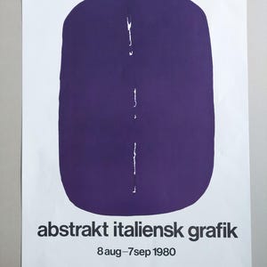 Puede incluir: Un póster blanco con una gran forma abstracta de color púrpura en el centro. El texto "abstrakt italiensk grafik" está impreso en negro en la parte inferior del póster, junto con las fechas "8 aug - 7 sep 1980" y el nombre "Liljevalchs".