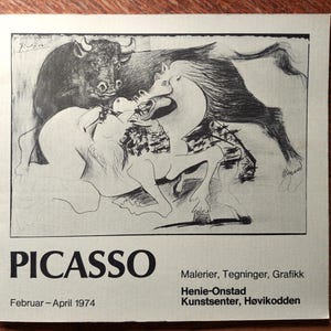 Peut inclure: Une brochure d'exposition carrée présentant un dessin au trait noir et blanc d'un taureau et d'un cheval. Le texte indique PICASSO, Malerier, Tegninger, Grafikk, Henie-Onstad Kunstsenter, Høvikodden, et les dates Februar - April 1974.