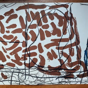 Könnte beinhalten: Abstrakte Kunst mit braunen Pinselstrichen auf weißem Hintergrund, akzentuiert durch schwarze und blaue Linien. Die Komposition verwendet verschiedene Formen und Texturen und erzeugt ein dynamisches visuelles Erlebnis. Das Kunstwerk ist in einem Holzrahmen gerahmt.