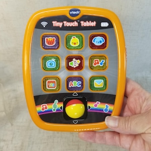 Tableta interactiva Vtech Tiny Touch para niños pequeños, con luces y números ABC. imagen 3