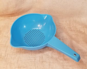 Colador Tupperware vintage de 1 cuarto de galón, modelo 1200, azul brillante, doble boquilla, fabricado en EE. UU.