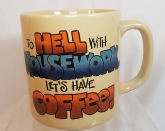 Taza de café vintage Taza Al diablo con las tareas del hogar Vamos a tomar café 1985 Cerámica EUC