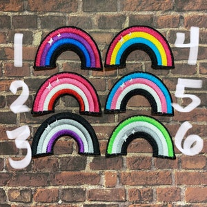 Può includere: Sei toppe ricamate a forma di arcobaleno con una stella bianca al centro di ciascuna. Le toppe sono numerate da 1 a 6.