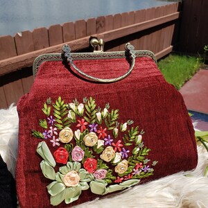 Clutches de terciopelo hechos a mano Bolso de noche decorado con bordados hechos a mano, bolso de hombro (la cadena está incluida) هنر ربان دوزی و گلذوزی