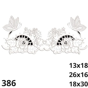 Könnte beinhalten: Weißes Stickmuster mit zwei Schmetterlingen, Rosen und floralen Akzenten. Das Design ist perfekt, um einen zarten und femininen Look auf Stoff zu kreieren.