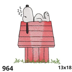 Könnte beinhalten: Gesticktes Design mit Snoopy, der auf seinem roten Hundehäuschen schläft. Das Hundehäuschen hat schwarze Umrisse und steht auf grünem Gras. Der Text "964" und "13x18" befindet sich unten. Das Hundehäuschen misst ca. 33 x 46 cm.