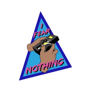 Puede incluir: Un triángulo azul con un interior blanco y una cámara negra en su interior. La cámara está siendo sostenida por una mano. El texto "I FEAR NOTHING" está escrito en letras rosas y blancas en el triángulo.
