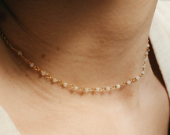 Mondstein Halskette in Gold, Minimalist Weiß und Gold Edelstein Perlen Choker, Juni Geburtsstein Geschenk, Zierliche Rosenkranz Halskette