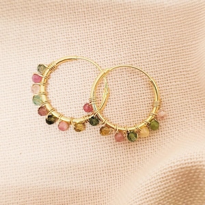 Pendientes de turmalina sandía · Aros delicados con cuentas de oro · Joyería multicolor · Piedra de nacimiento octubre