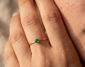Anello minimalista con gemma verde in oro • Delicato anello solitario con calcedonio • Elegante anello impilabile per lei