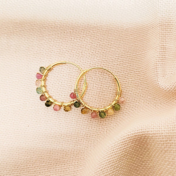 Boucles d'oreilles huggie en tourmaline et pastèque, petites créoles en tourmaline, créoles en pierres précieuses multicolores, boucles d'oreilles en perles délicates, pierre de naissance d'octobre