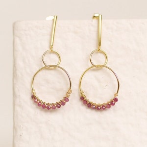 Rubin Ohrringe • Zierliche rosa Tropfen-Creolen • Doppelter Goldkreis Schmuck • Edelsteinperlen Ohrhänger