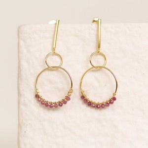 Rubin Creolen • Zierliche Rosa Baumeln Creolen • Doppel Gold Kreis Schmuck