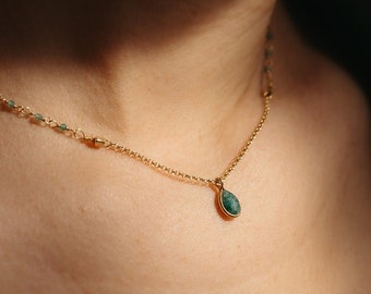 Collier en or avec pendentif en agate verte, tour de cou en perles de calcédoine et pendentif en pierres précieuses vertes, tour de cou délicat en chaîne verte et dorée pour femme