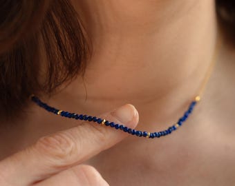 Naszyjnik z koralików lapis lazuli, delikatny niebieski naszyjnik z kamieniami szlachetnymi, biżuteria z warstwowego złota