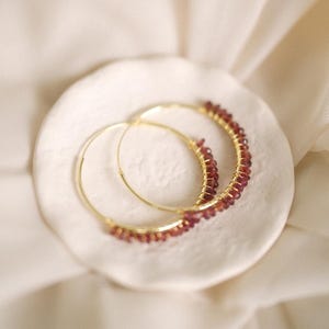 Boho Granat Creolen • Rote Edelstein Perlen • Boho Schmuck • Januar Geburtsstein für Sie