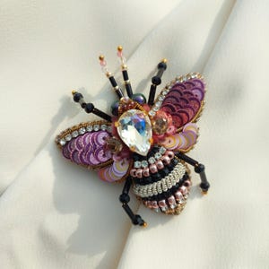 Roze bijenbroche, kralen insectensieraad, handgemaakte broche met pailletten, opvallend cadeau voor haar, 3D kralen dierenbadge