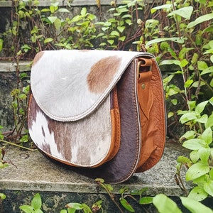 Bolso bandolera de piel de vaca de estilo único para mujer Bolso bandolera de piel de vaca estilo boho Mini bolso tipo cartera Bolsos bohemios occidentales hechos a mano Monedero para mujer