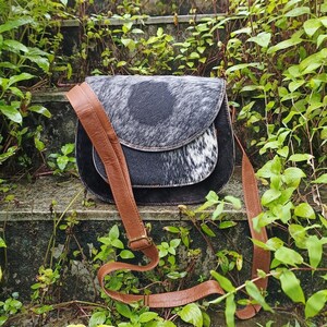 Bolso bandolera de piel de vaca de estilo único para mujer, de piel de vaca negra, estilo bohemio, minibolso tipo cartera, bolso estilo bohemio occidental hecho a mano para mujer