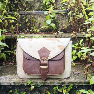 Bolso bandolera de piel de vaca de estilo único para mujer Bolso bandolera de piel de vaca estilo boho Mini bolso tipo cartera Bolsos bohemios occidentales hechos a mano Monedero para mujer