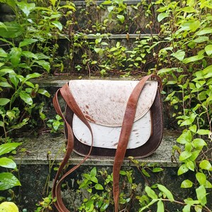 Bolso bandolera de piel de vaca de estilo único para mujer Bolso bandolera de piel de vaca estilo boho Mini bolso tipo cartera Bolsos bohemios occidentales hechos a mano Monedero para mujer